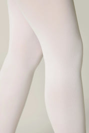 Close-up of a person wearing light pink tights against a neutral background #color_bianco