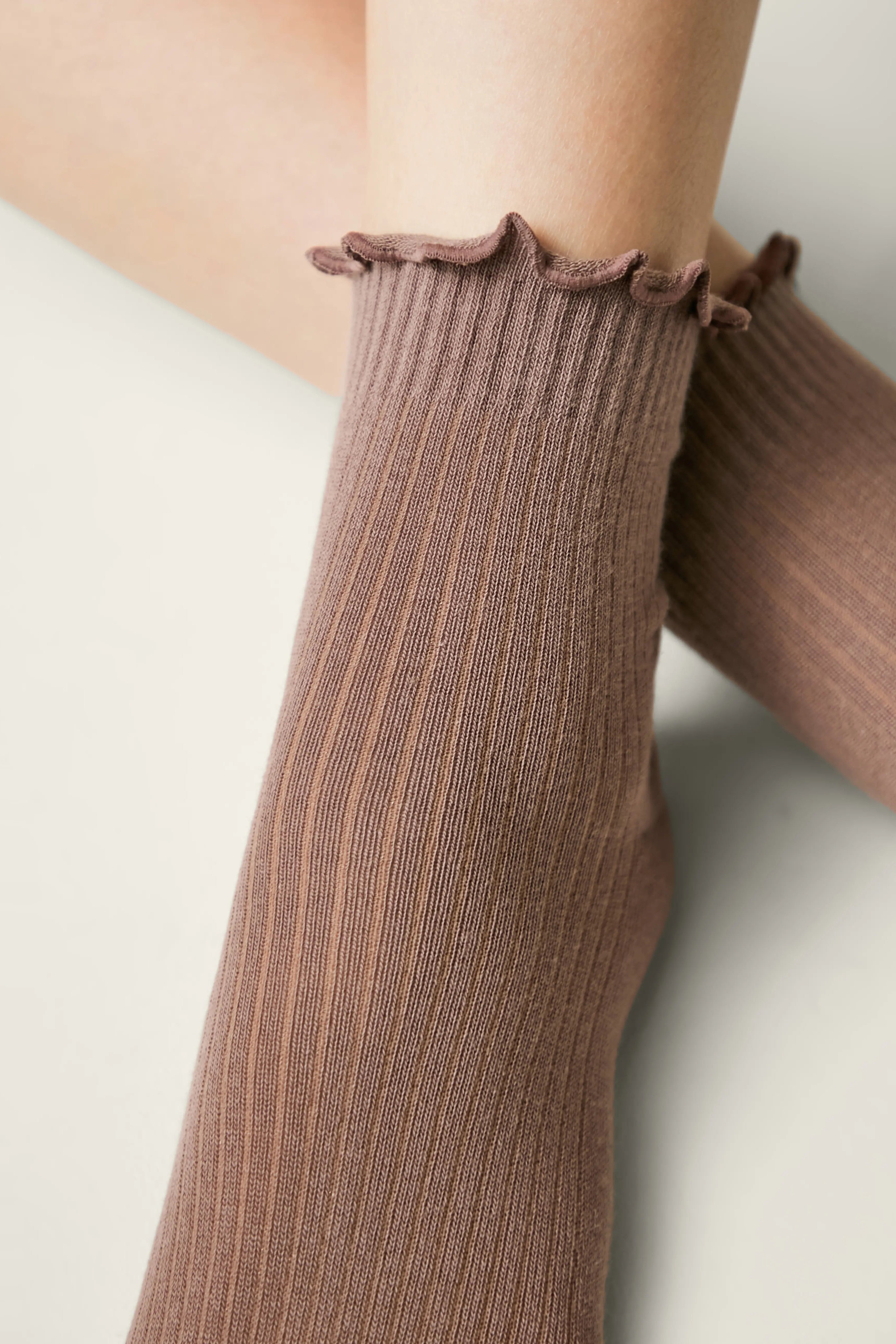 Brown ribbed knee-high socks with ruffled top on a light background #color_coffee