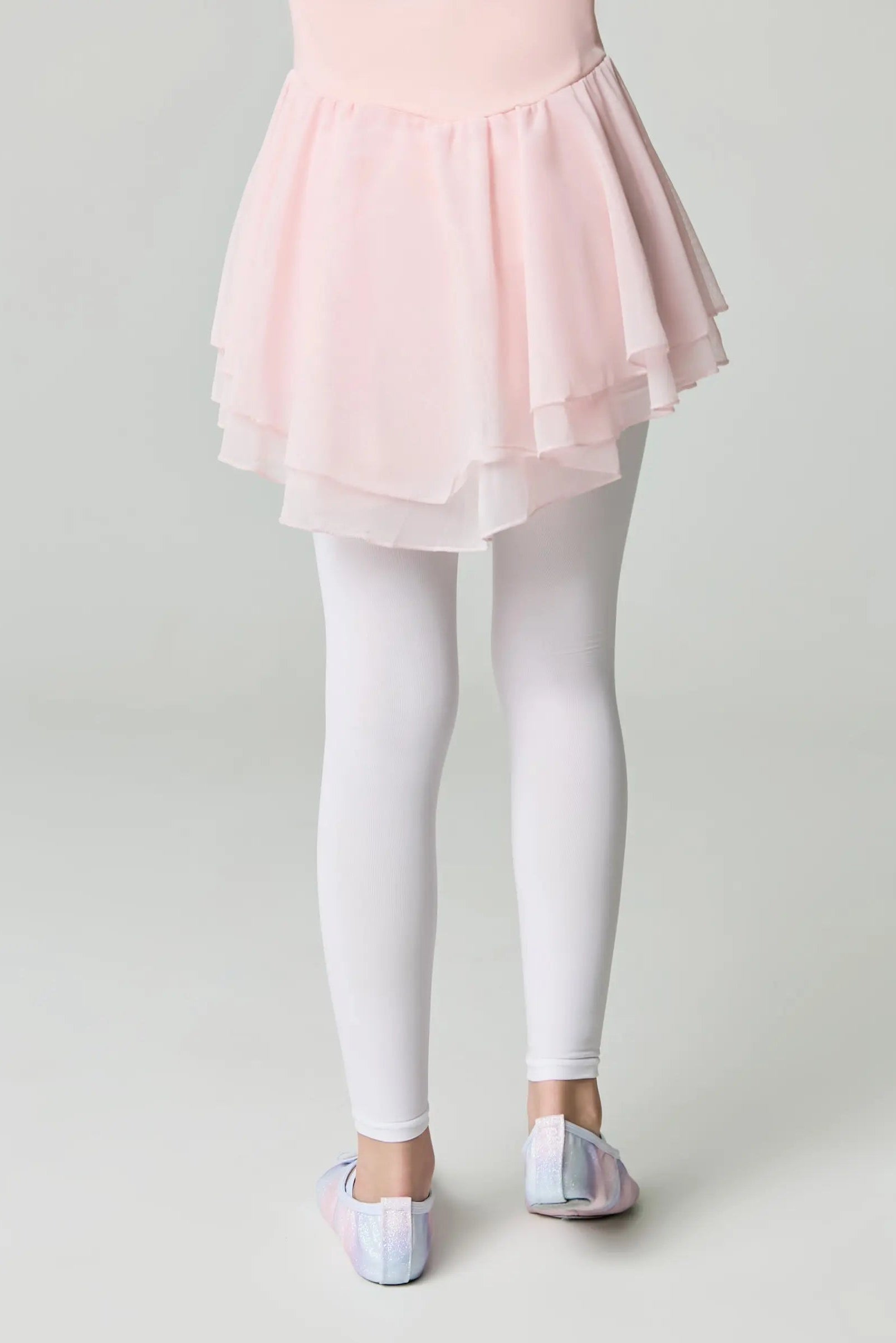 Person wearing a pink skirt and white tights on a plain background #color_bianco