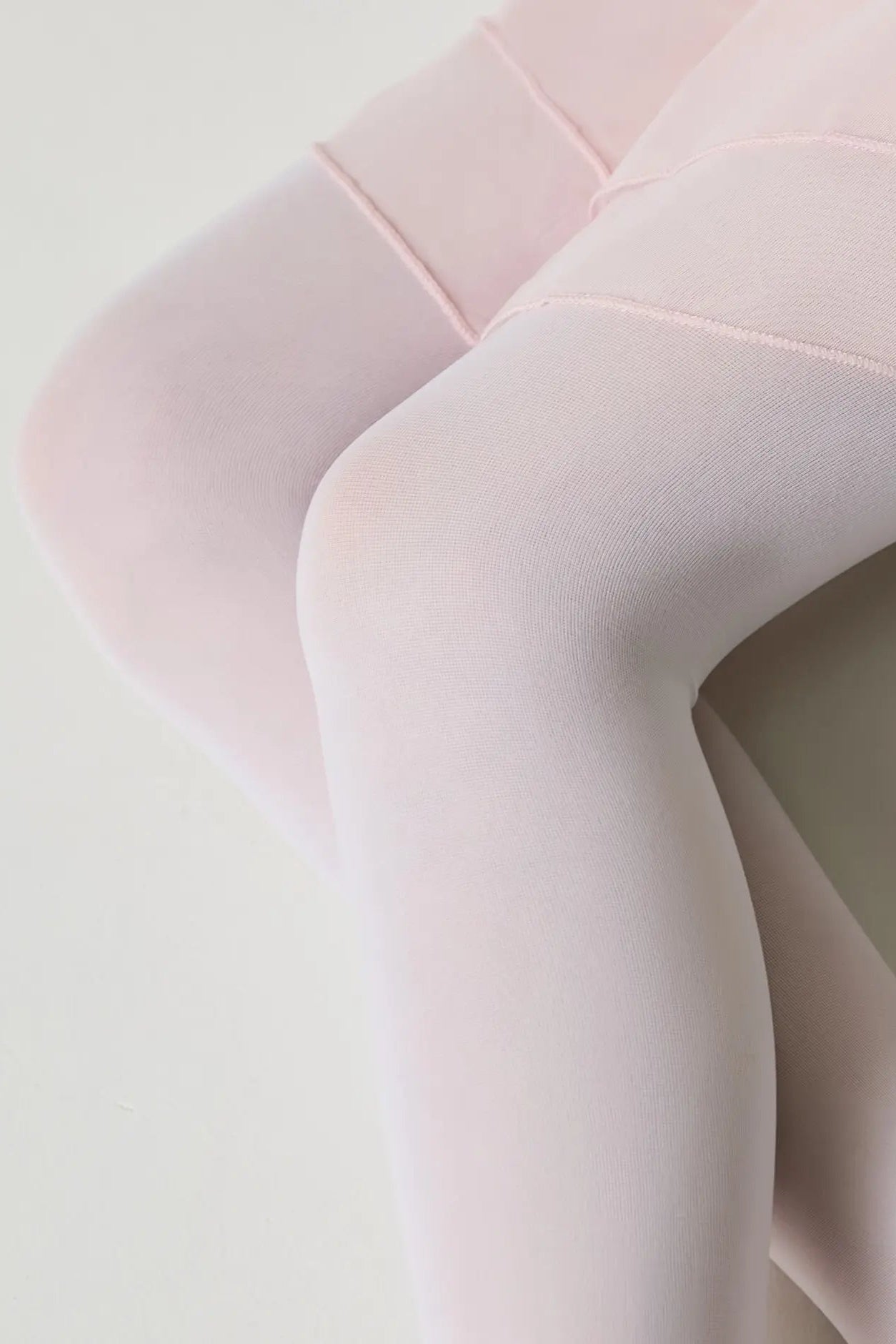 Close-up of light pink tights on a white background #color_bianco