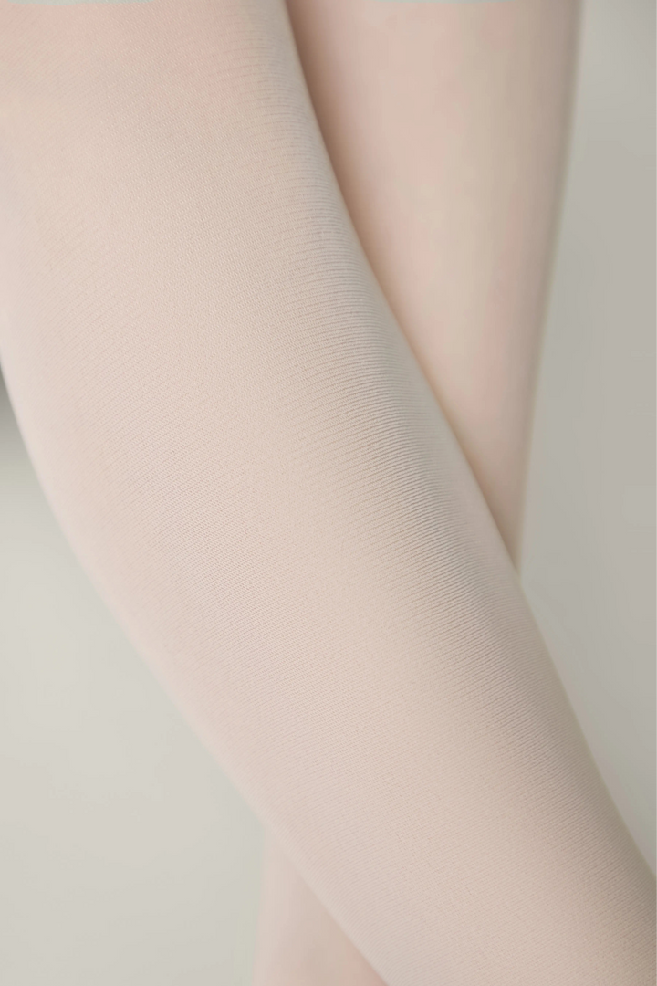 Close-up of beige tights on a light gray background #color_bianco