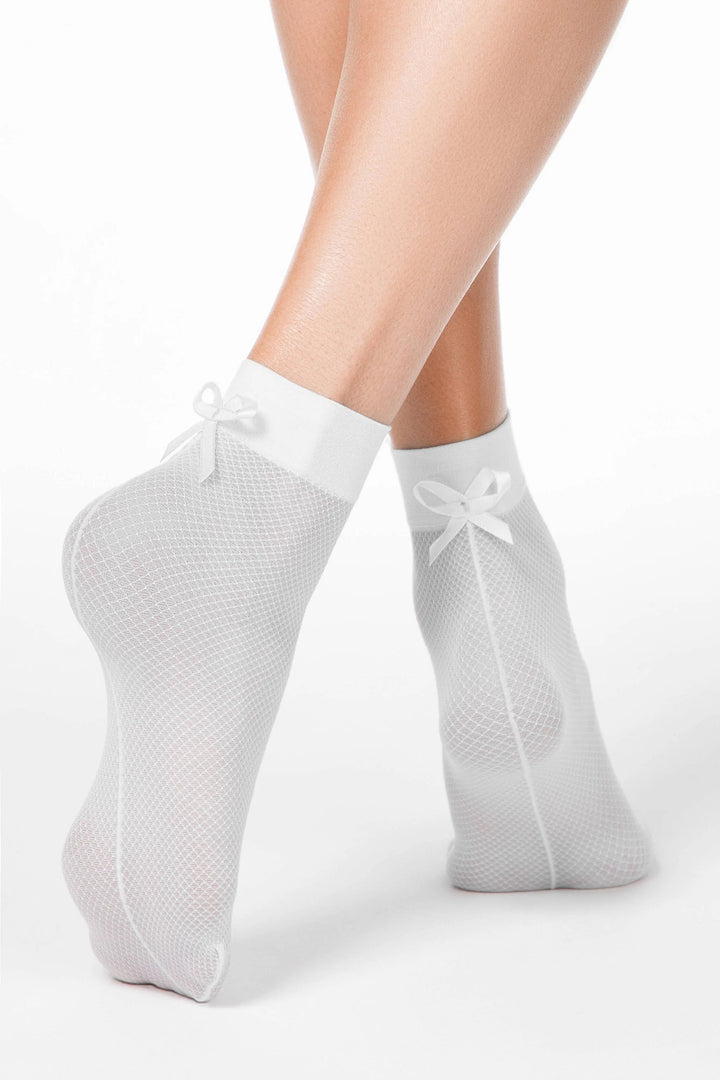 White ankle socks with bow details worn by a person on a white background #color_bianco