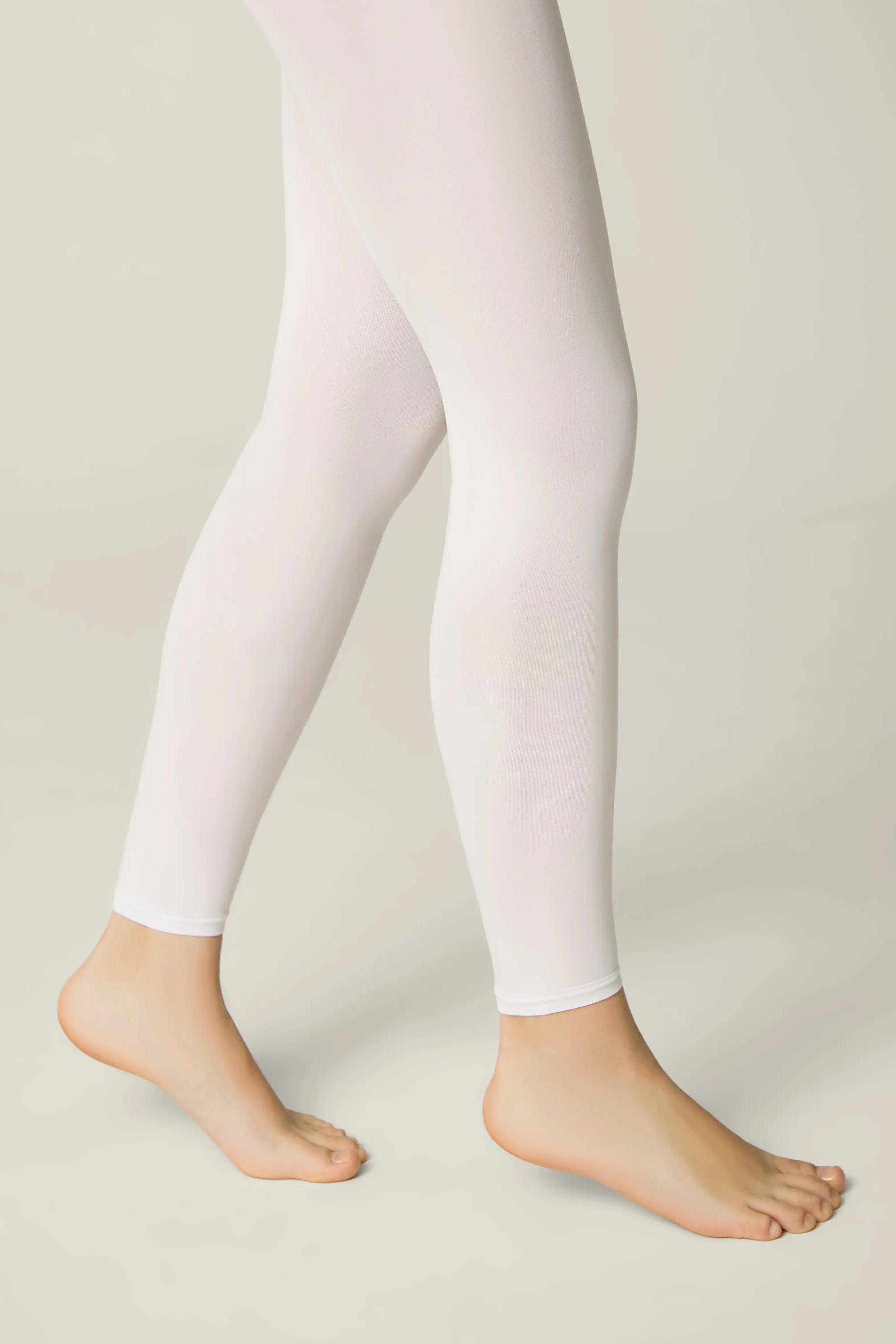 White leggings worn by a person on a neutral background #color_bianco