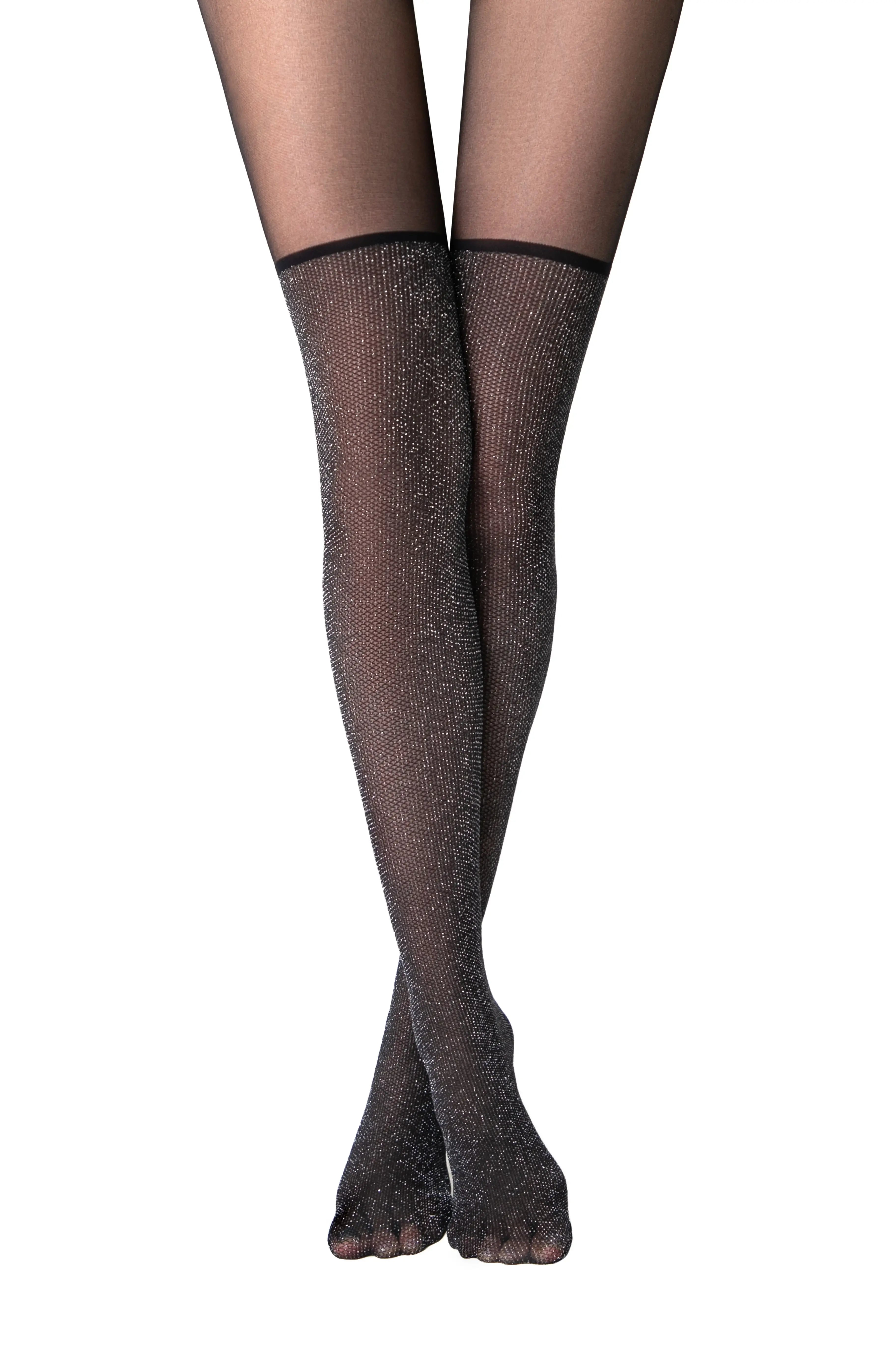 Black tights worn by a person on a white background #color_nero-black