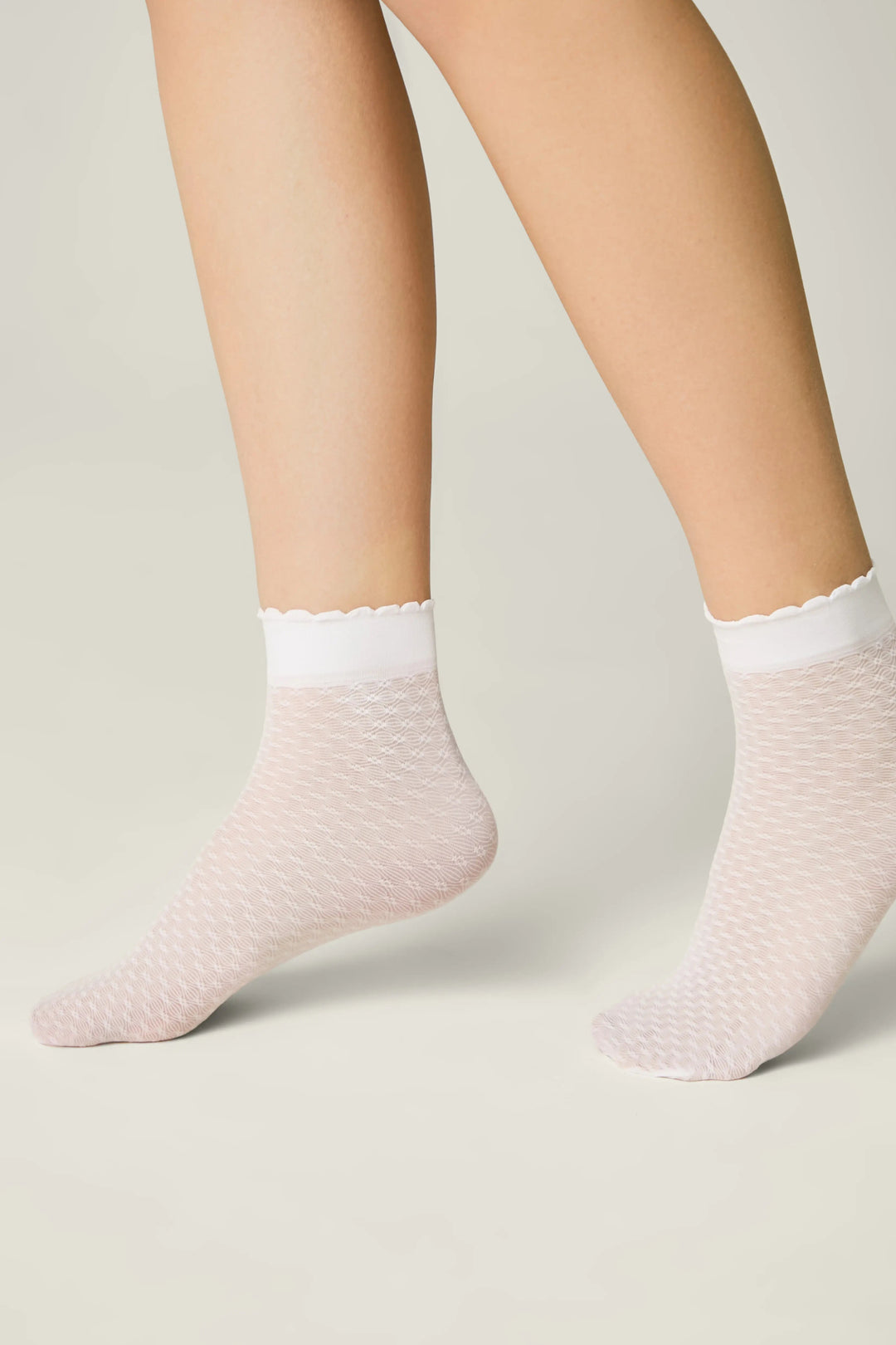 Light pink ankle socks worn with a neutral background #color_bianco