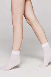 Light pink socks worn with a neutral background #color_bianco
